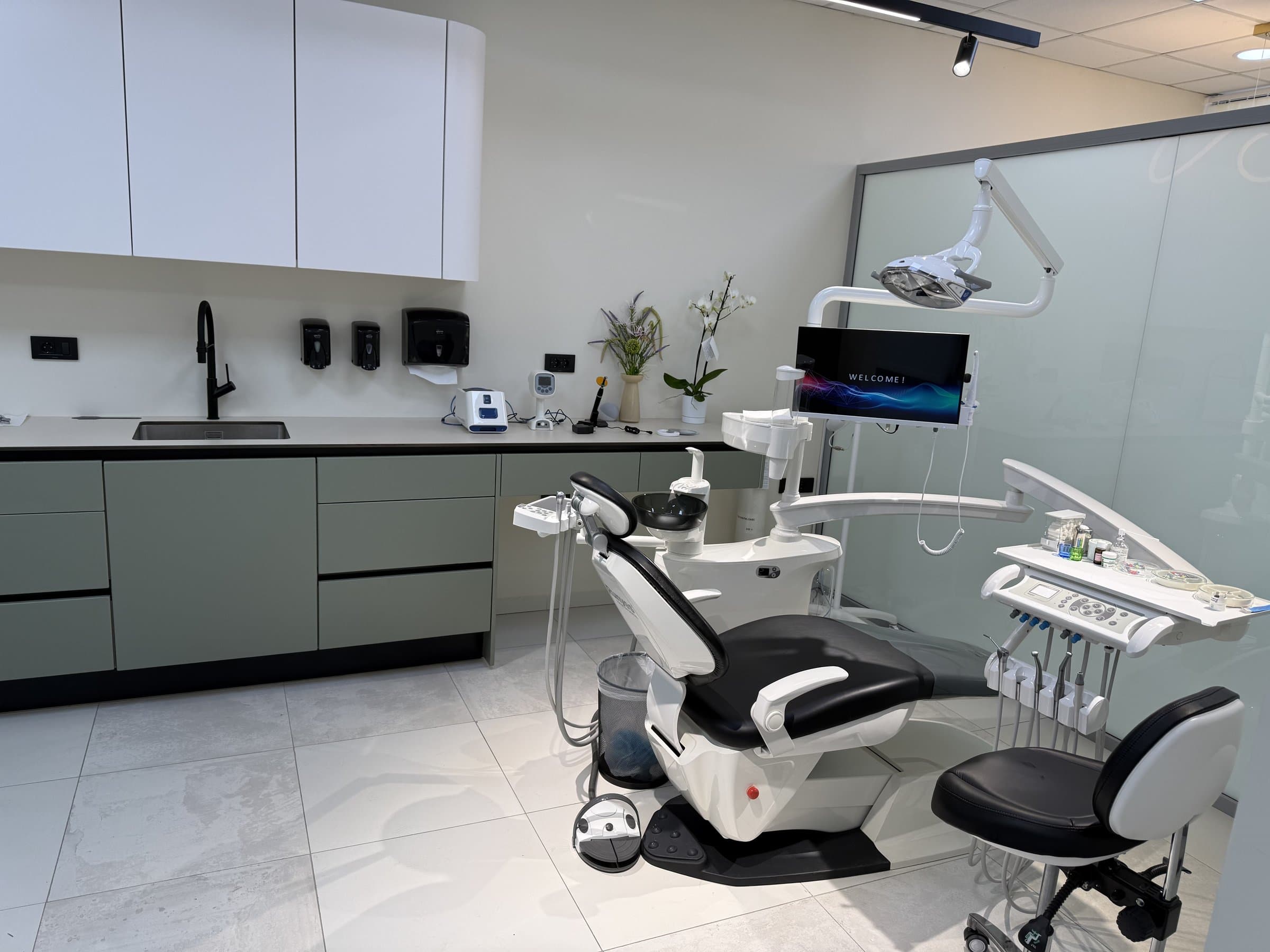 Ambienti i brendshëm i klinikës Doa Dentalcare në Prishtinë